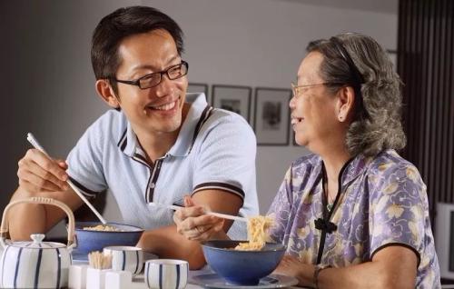 感恩母親節(jié)！陪著她比說什么都好！