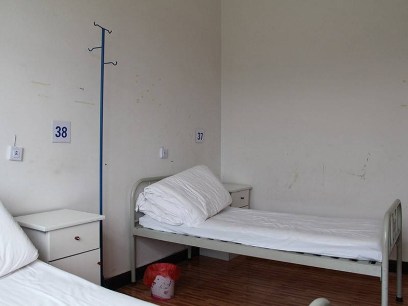 夜查房碰到患者家屬亂睡病床怎么辦？