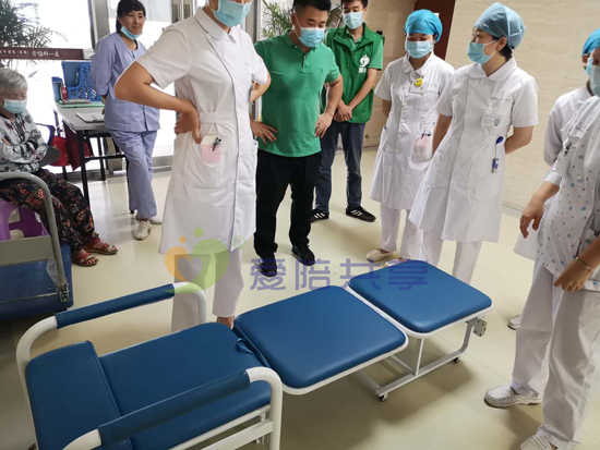 共享陪護床（坐椅）收攏為坐椅、拉開成躺床