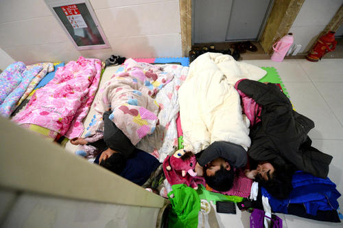 醫(yī)院打地鋪會(huì)傷害健康，有了共享陪護(hù)床就不用再打地鋪了！