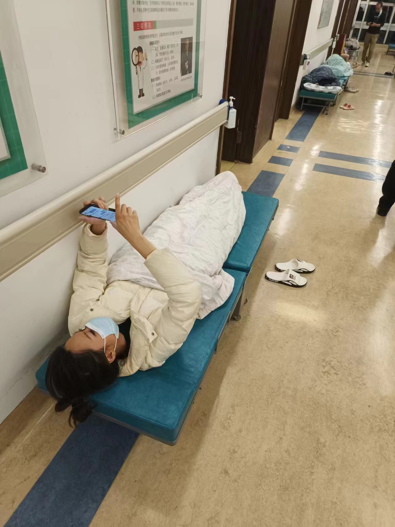 醫(yī)院陪護床"告急"，陪護家屬面臨無處可睡的困境