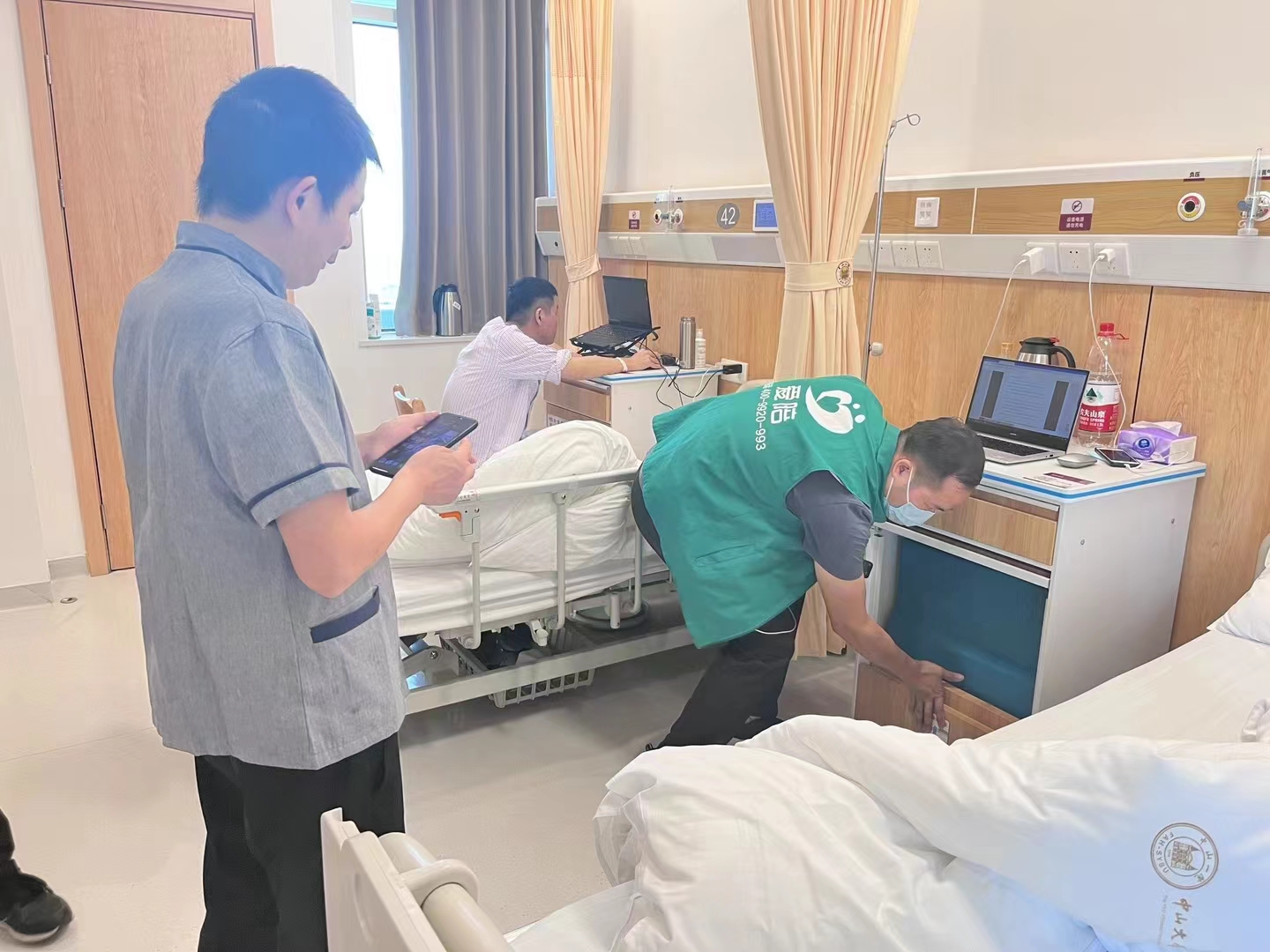 醫(yī)院智能床頭柜招商合作：愛(ài)陪共享智能陪護(hù)柜源頭廠家！