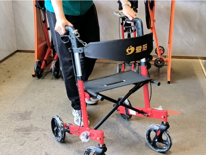 愛(ài)陪共享助步車(chē)成為銀發(fā)族的游玩“第三雙腿”，景區(qū)漫步新神器！